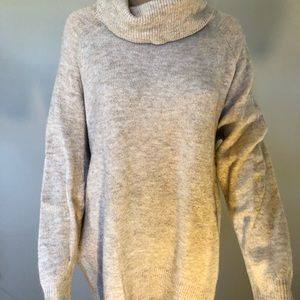 H&M Cream Colored Sweater - Size Medium